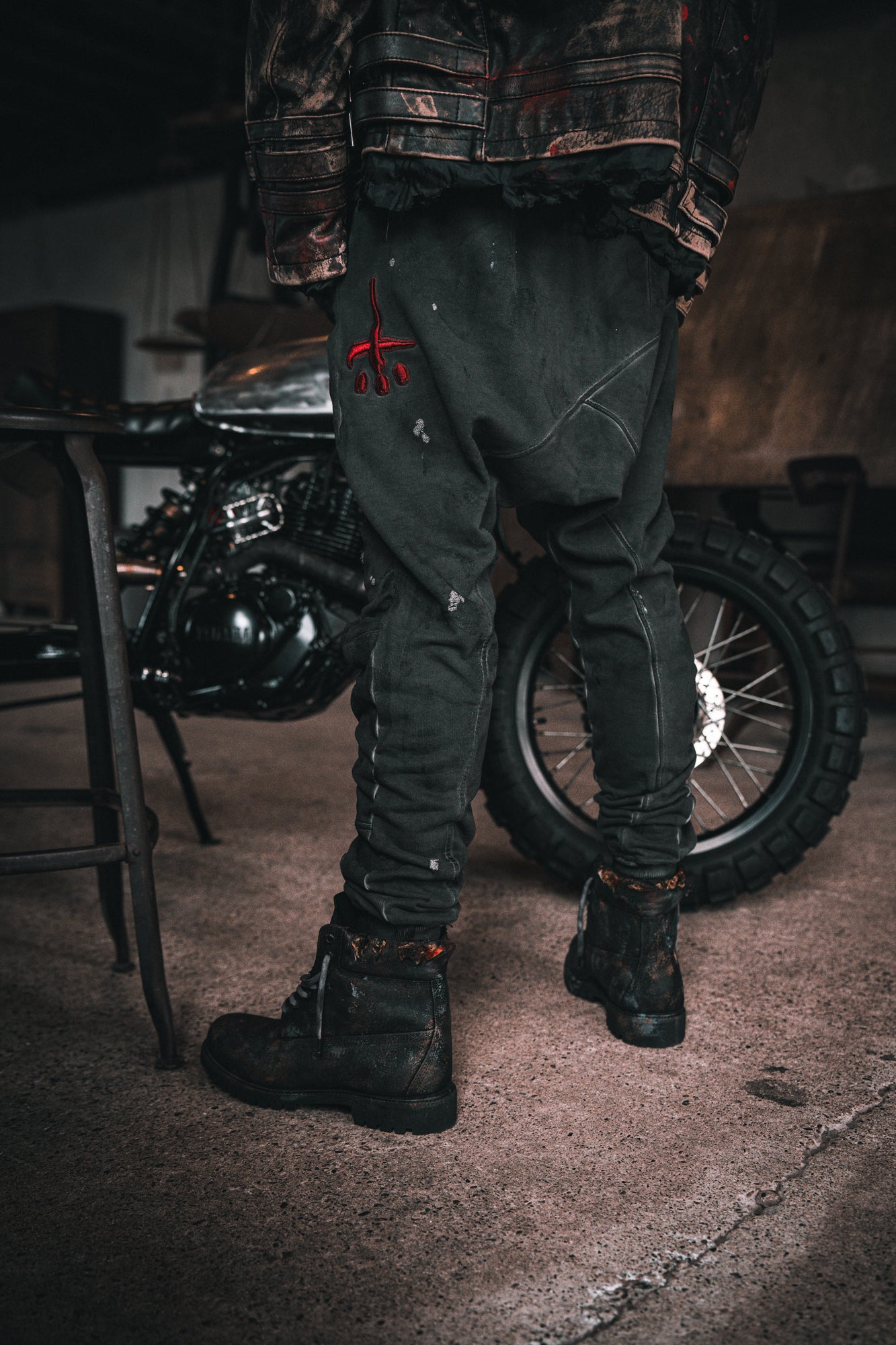 Damaged Usual Pants '24