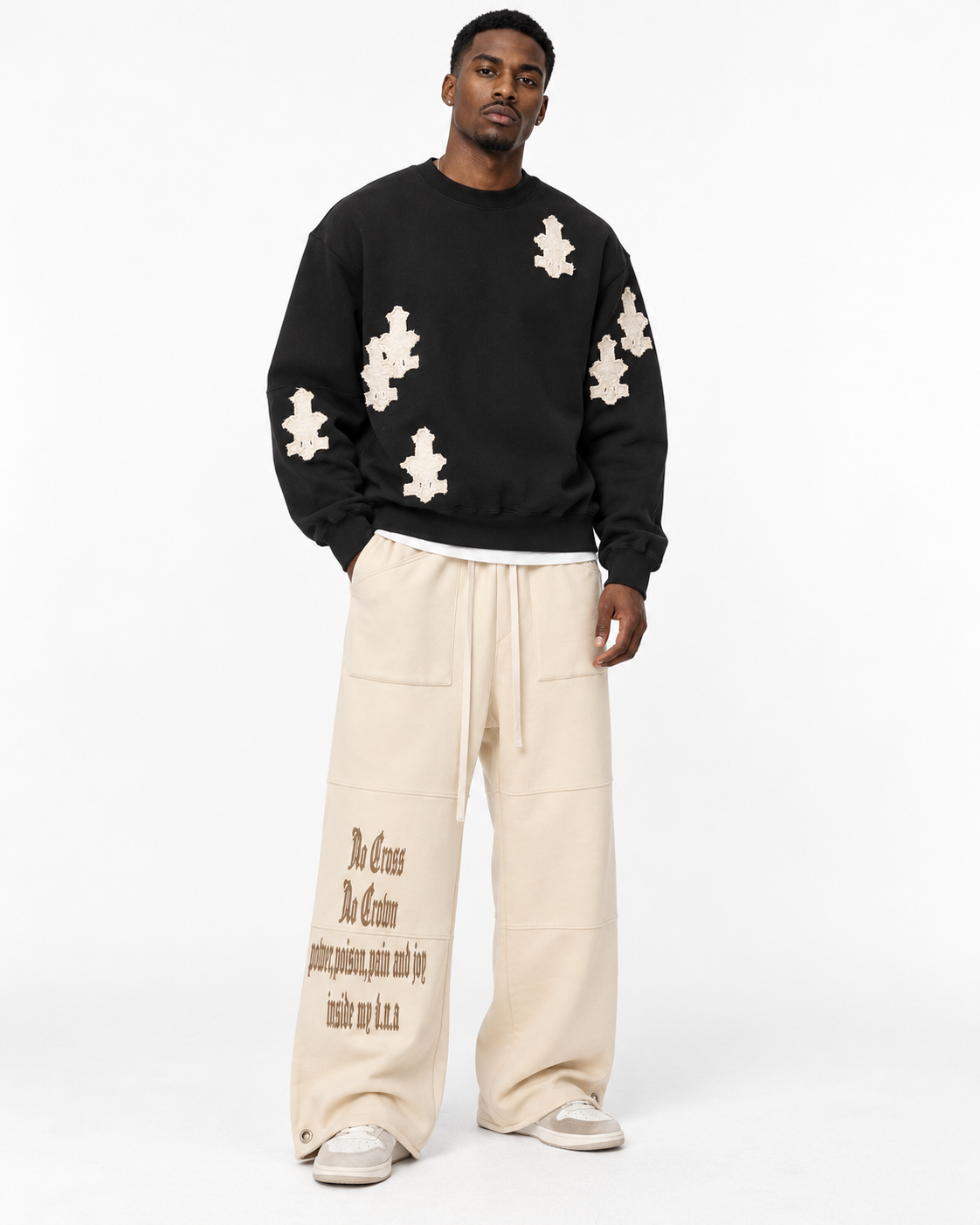 CROSS PATCHED SWEAT SHIRT BLACKとVital Wide Pants Off whiteの全身スタイリング。
