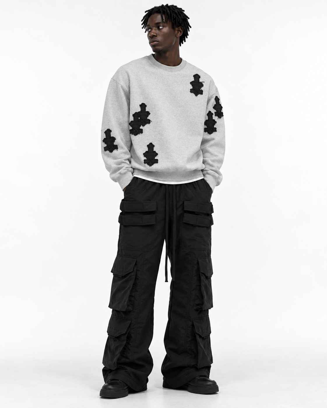CROSS PATCHED SWEAT SHIRT GRAYとFlare Cargo Pants Blackの全身スタイリング。
