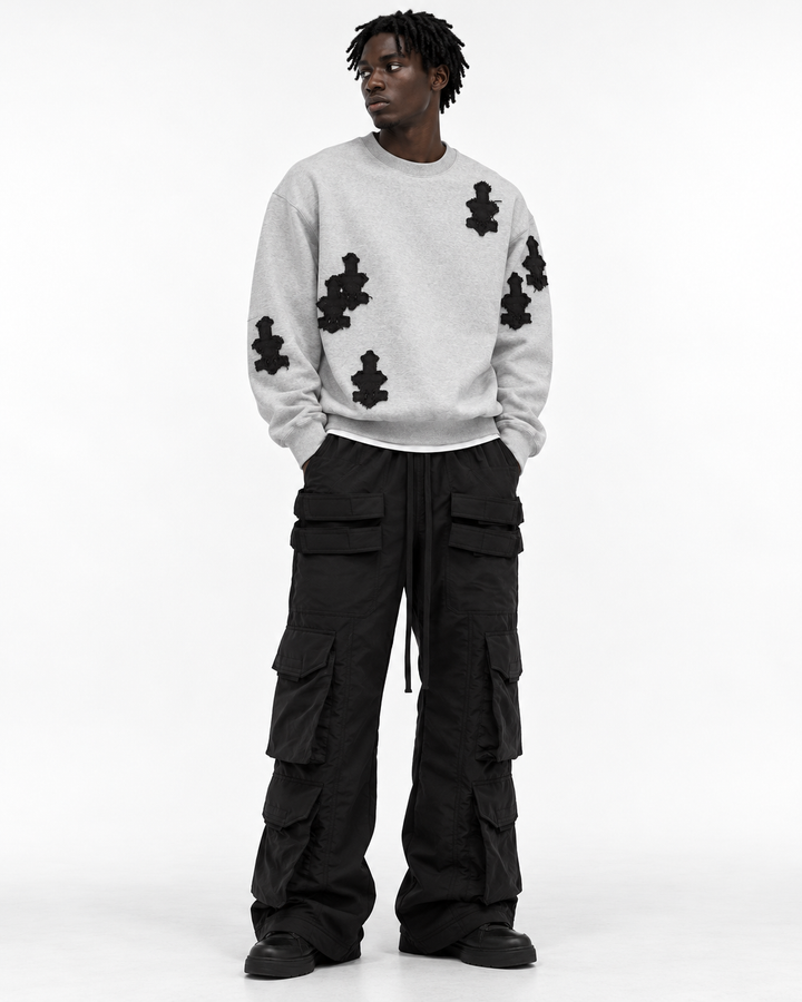 CROSS PATCHED SWEAT SHIRT GRAYとFlare Cargo Pants Blackの全身スタイリング。