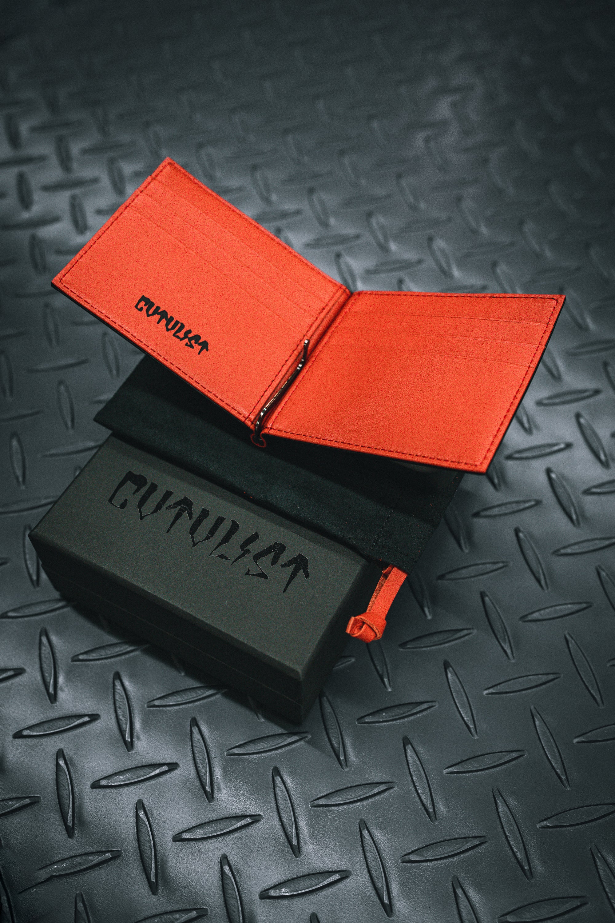 Bifold wallet with money clip